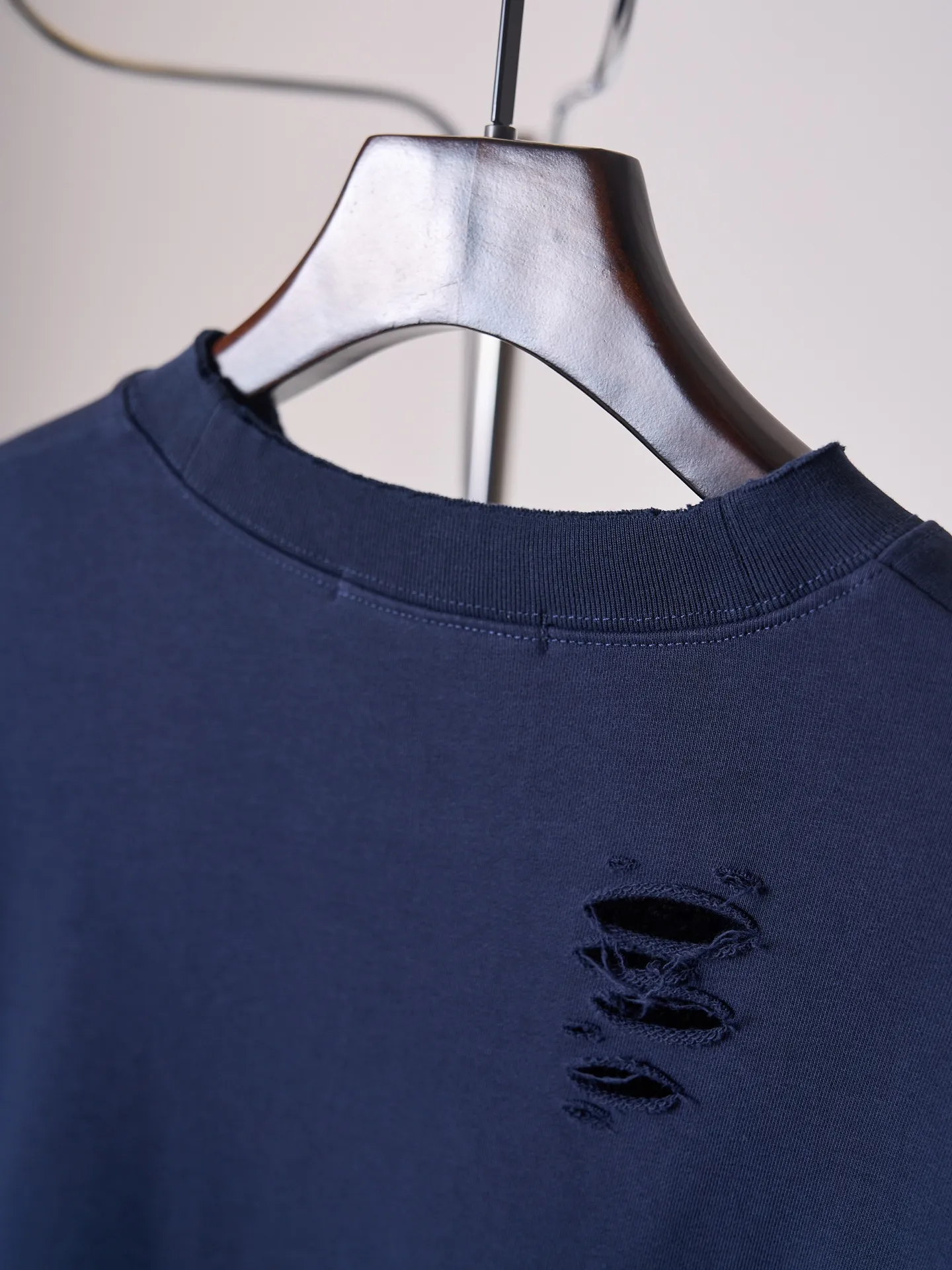[Real auction] Acne Studios distressed distressed logo printed sweatshirt sweatshirt [In Stock] S M L XL custom etched soft raw cotton fleece, fluffy and soft, comfortable and skin-friendly, deep navy blue, quiet and restrained, matte fog base color, symbiosis with destroyed texture, Retro pioneer style, denim rivet style logo printing on the chest, replica of the old steel seal embossed texture, the color tone will naturally fade with the washing of the garment, no noise The core of the brand spirit has been imprinted on the whole body. Artificially torn holes are arranged in many places. The raw edges of the rips are stretched wantonly. The wear traces eroded by time are reproduced. The regular shackles of traditional garments are dissolved through deconstruction. The decadent street aesthetics and Nordic minimalist design genes are integrated to create outstanding avant-garde garments. Glue printing is used. The chest printing has been revised three times by the film screen. Use glue liquid paint to print the pattern on the fabric. Bake the fabric to fix the printing pattern. Many parts of the body of the garment are worn and worn by pure manual labor. Manual brush marks are added to the surface of the garment to add texture and depth to imitate the texture of natural wear. The fabrics have been fermented and washed to give a better hand feel and texture. It is not easy to deform, shrink or fade. It maintains long-term beauty and a loose fit.